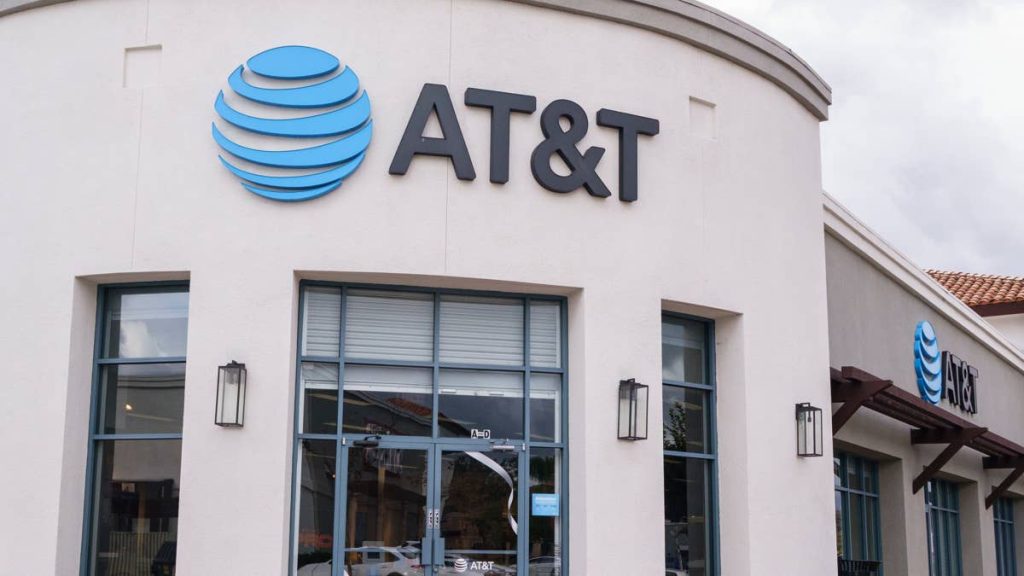 AT&T stock price target cut puts dividend investors on alert