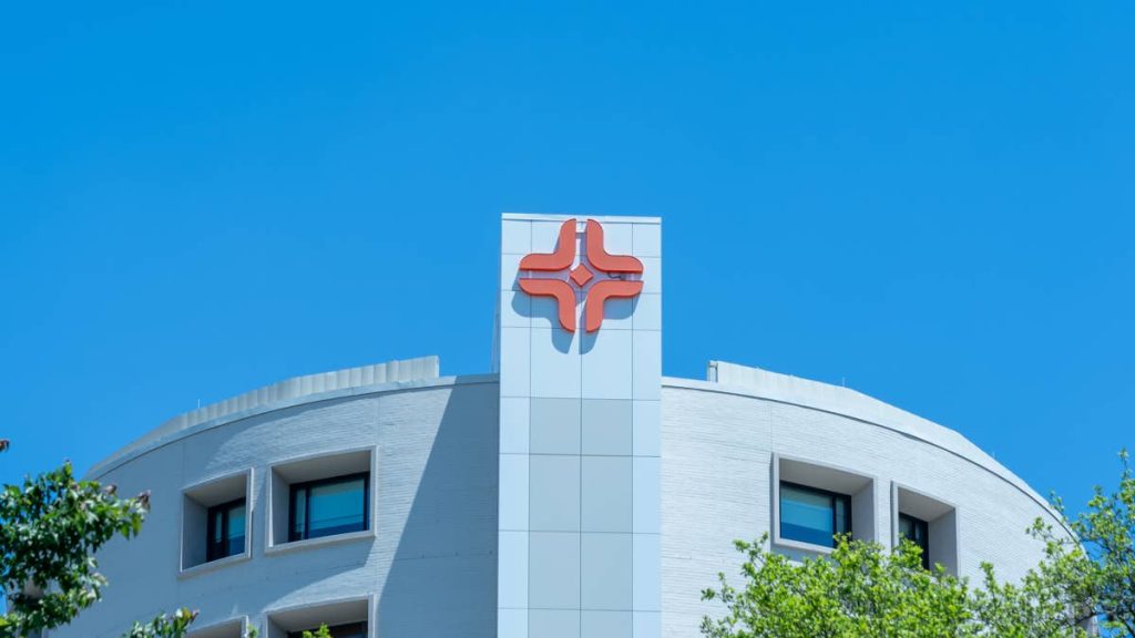 Hospital giant flags $400 million hit from policy change